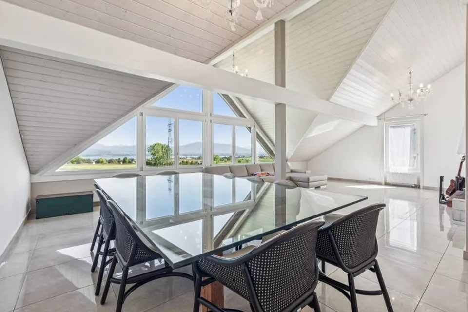 EXCLUSIVITY Exceptional villa with lake view, just two steps from the international school