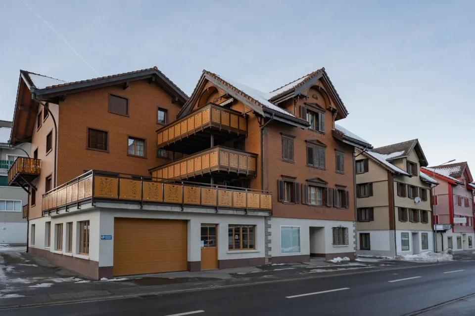 Proprietà a reddito attraenti nel centro del villaggio di Unteriberg!