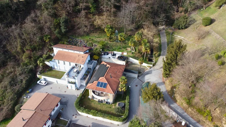 Villa mit zwei Apartments und privatem Park in Figino