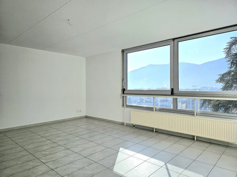 Vacallo: Komfortables und helles 5.5-Zimmer-Apartment mit dominierendem Blick