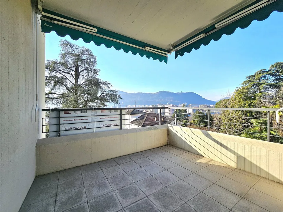 Vacallo: Komfortables und helles 5.5-Zimmer-Apartment mit dominierendem Blick