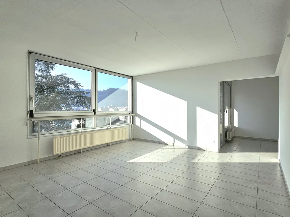 Vacallo: Komfortables und helles 5.5-Zimmer-Apartment mit dominierendem Blick