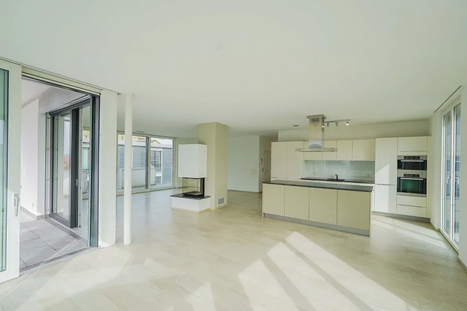 Wohngenuss der Extraklasse! Elegante 4.5 Zimmer-Attikawohnung an zentraler Lage