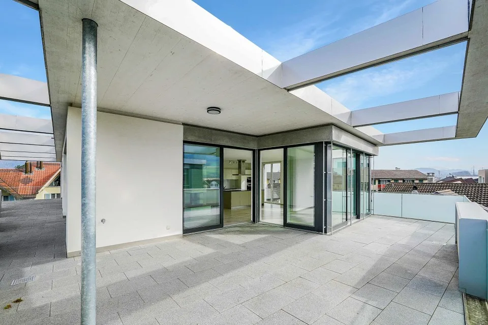 Wohngenuss der Extraklasse! Elegante 4.5 Zimmer-Attikawohnung an zentraler Lage