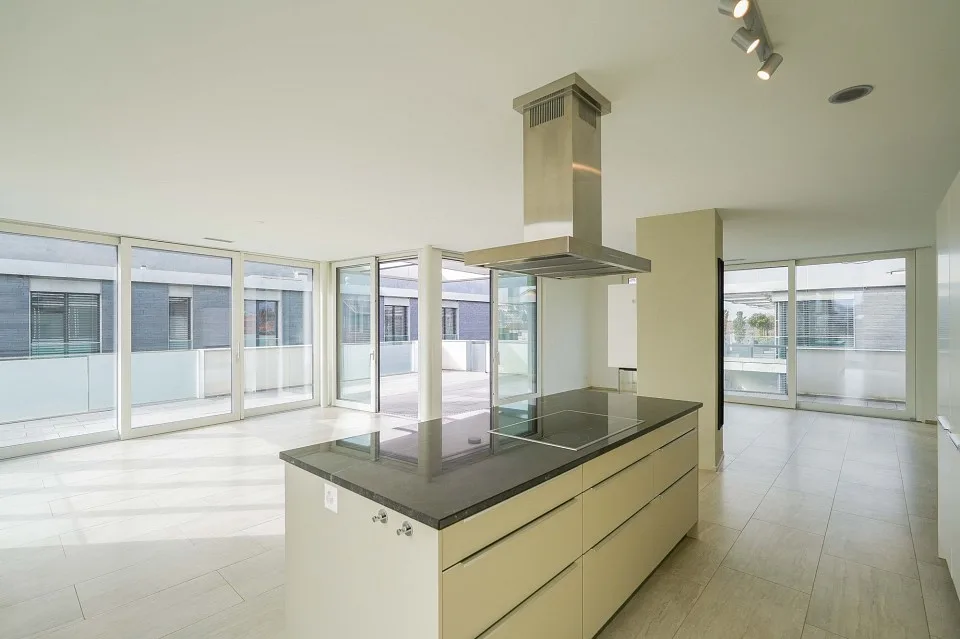 Wohngenuss der Extraklasse! Elegante 4.5 Zimmer-Attikawohnung an zentraler Lage