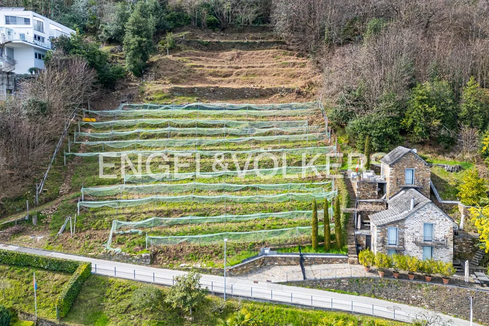 Ampia parcelle di costruzione con vista da sogno sul lago (86b)