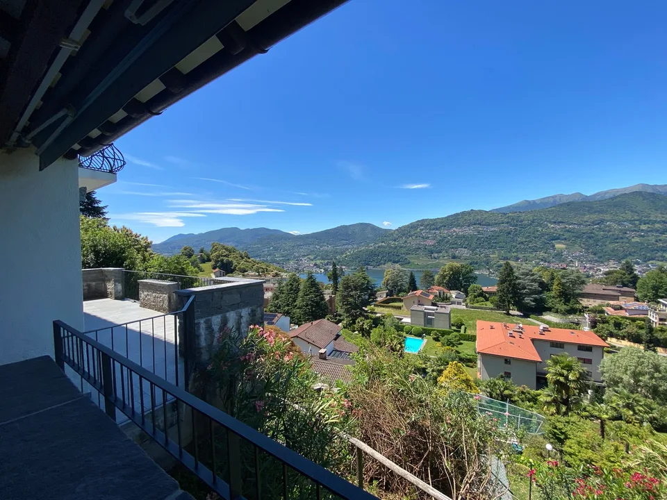 Maison élégante avec vue sur le lac au cœur de la Collina d'Oro