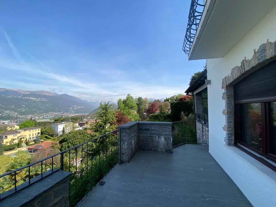 ELEGANTE CASA CON VISTA LAGO NEL CUORE DELLA COLLINA D'ORO – foto 12 di 13