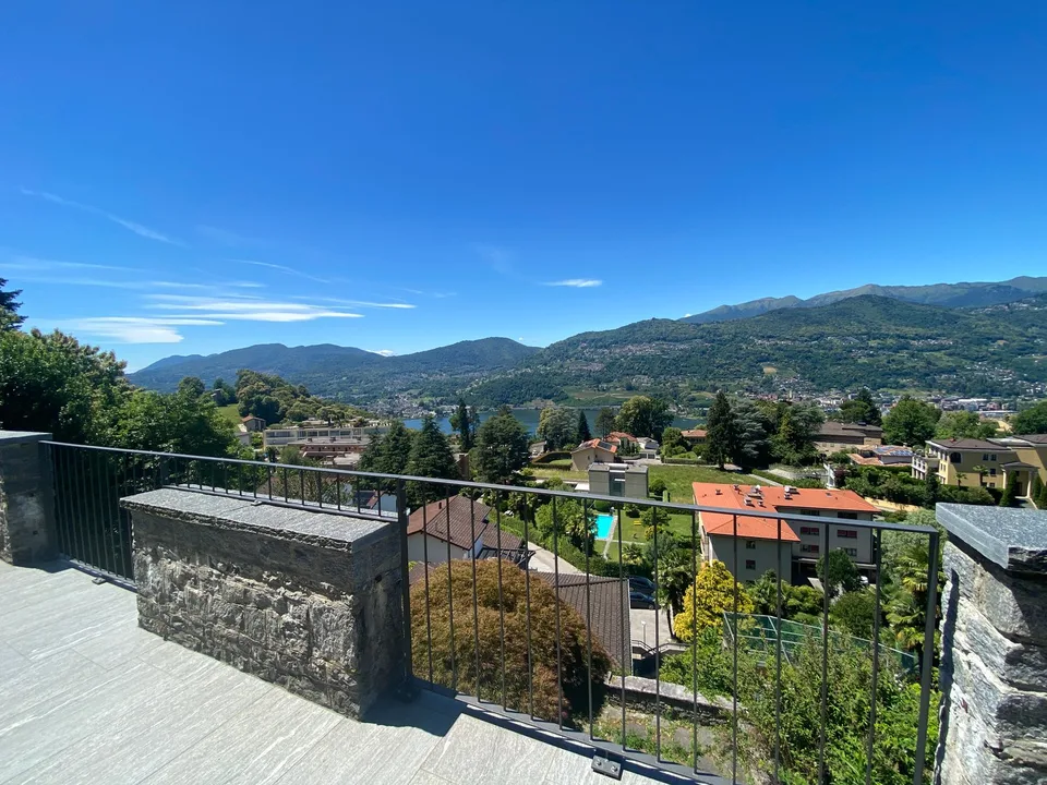 Maison élégante avec vue sur le lac au cœur de la Collina d'Oro