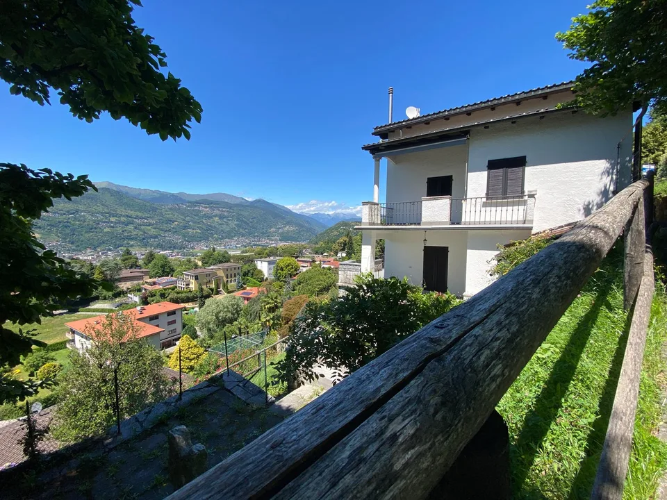 Maison élégante avec vue sur le lac au cœur de la Collina d'Oro