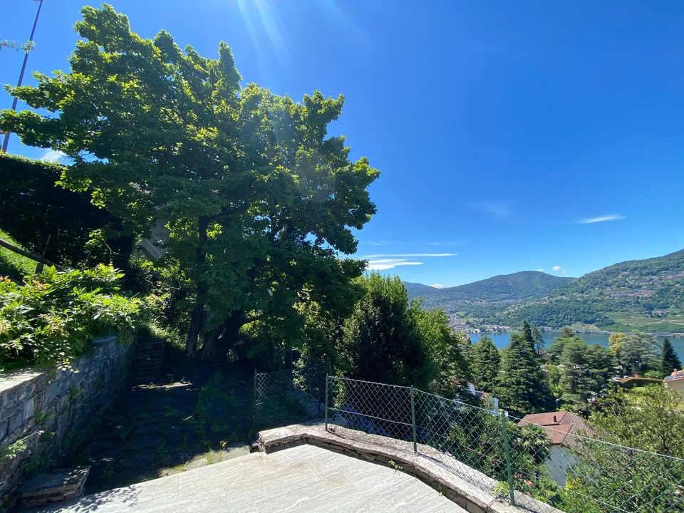Maison élégante avec vue sur le lac au cœur de la Collina d'Oro