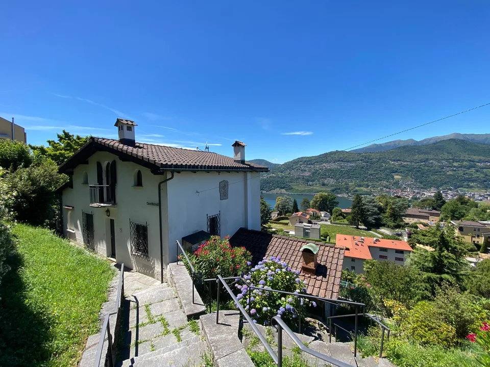 ELEGANTE CASA CON VISTA LAGO NEL CUORE DELLA COLLINA D'ORO