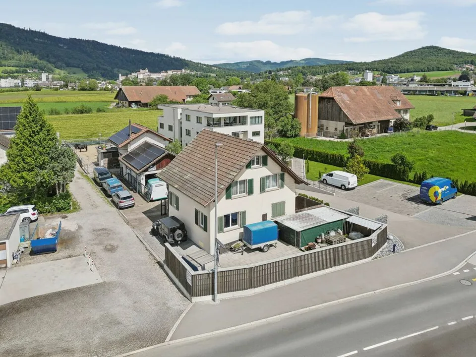 GEWERBEIMMOBILIE MIT VIELFÄLTIGEN NUTZUNGSMÖGLICHKEITEN UND WOHNHAUS