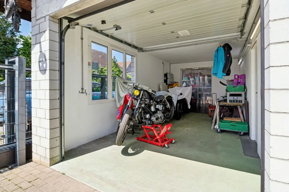 Immobile commerciale con molteplici possibilità di utilizzo e casa residenziale