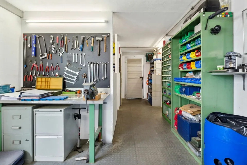 Immobile commerciale con molteplici possibilità di utilizzo e casa residenziale