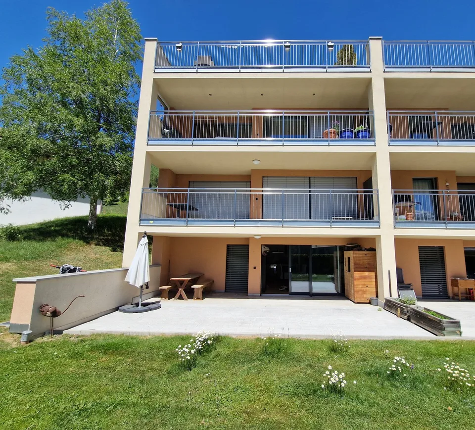 Neuwertige Gartenwohnung (Zweitwohnung) mit Traumsicht nahe den Bergbahnen Motta Naluns