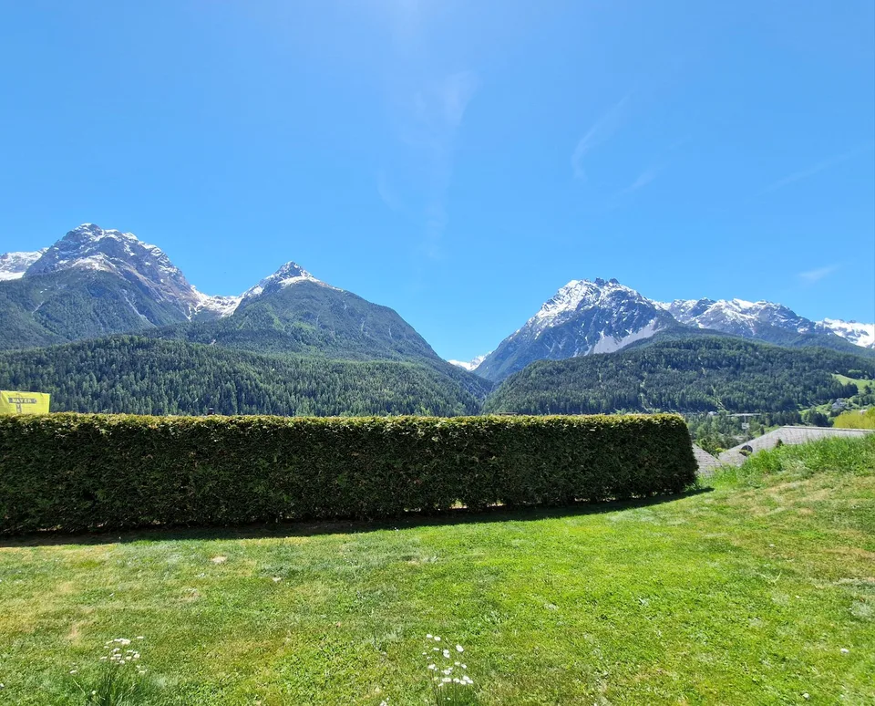 Appartement de jardin neuf (résidence secondaire) avec une vue de rêve à proximité des remontées mécaniques Motta Naluns