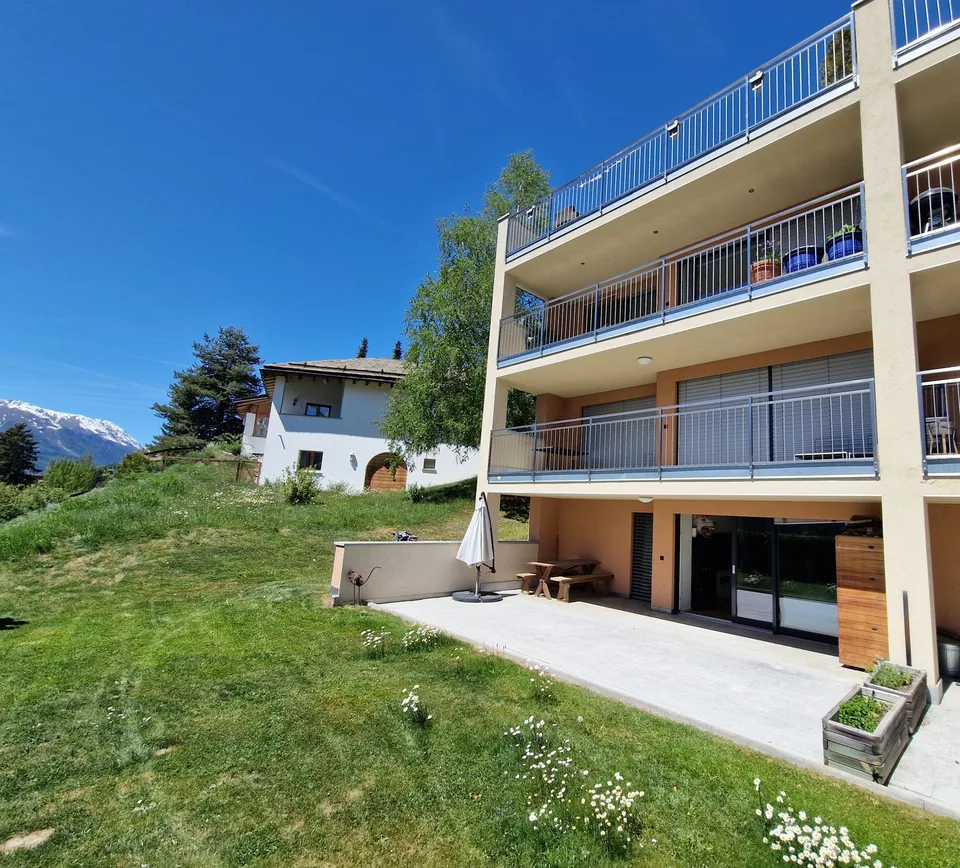Appartement de jardin neuf (résidence secondaire) avec une vue de rêve à proximité des remontées mécaniques Motta Naluns