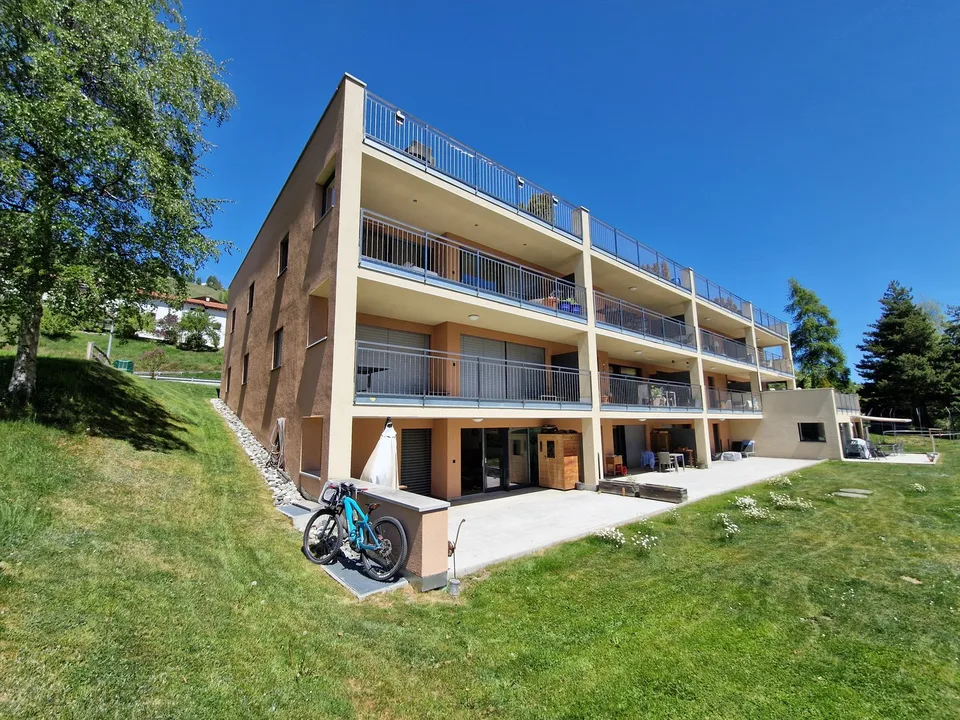 Appartement de jardin neuf (résidence secondaire) avec une vue de rêve à proximité des remontées mécaniques Motta Naluns