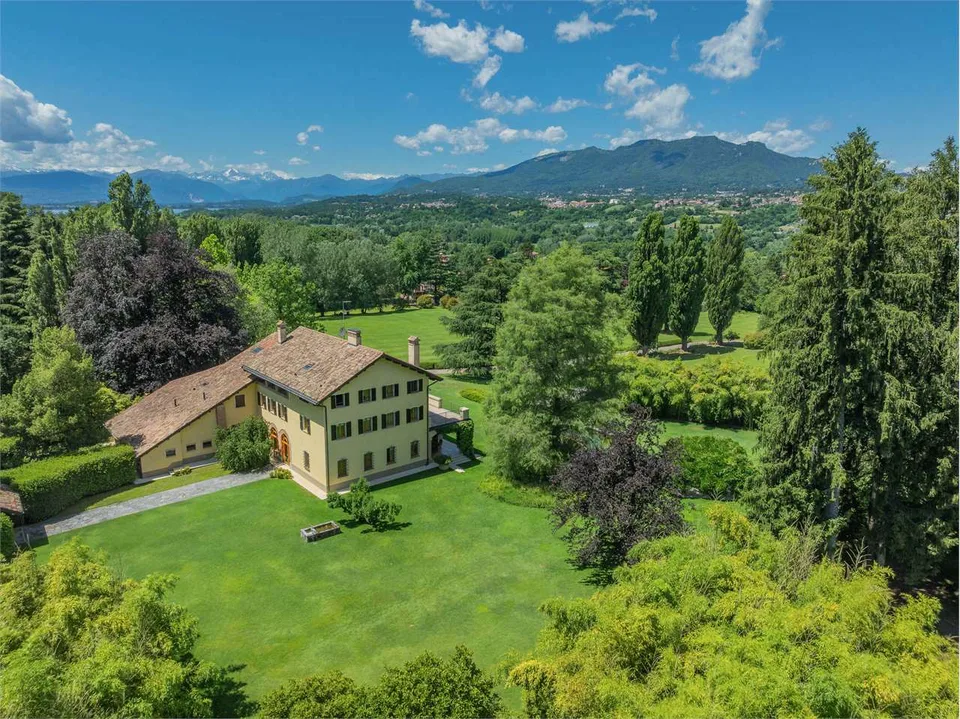 Schöne historische Villa mit Blick auf den Sacro Monte di Varese und die umliegende Landschaft