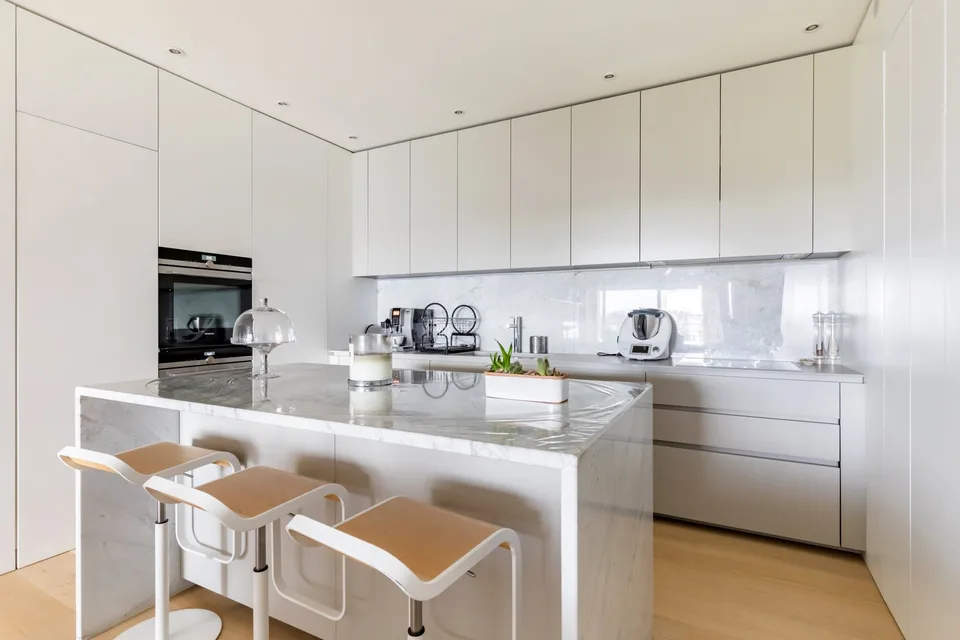 Ampio appartamento di 5 locali con balcone a Ginevra-Champel