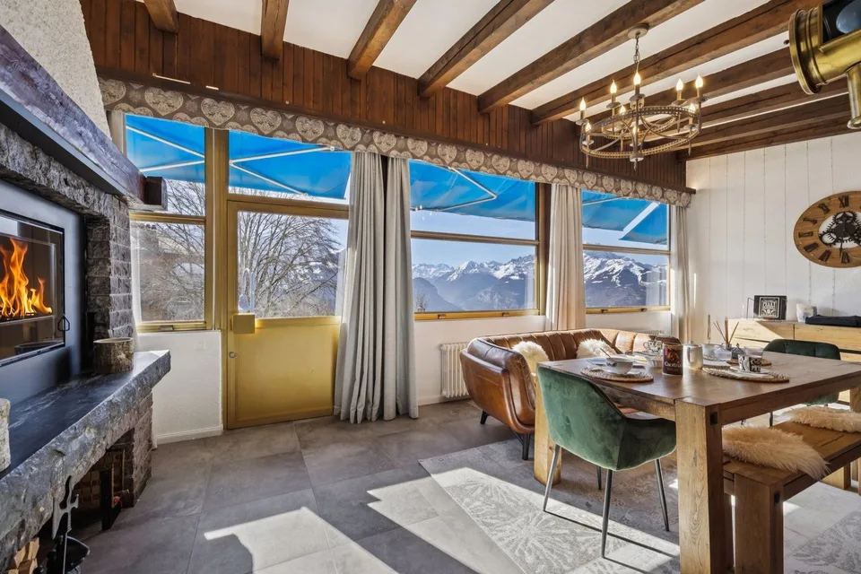 In Villars, 4-room apartment, bright, renovated, with private entrance, possibility for business