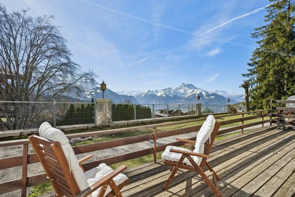 In Villars, 4-room apartment, bright, renovated, with private entrance, possibility for business