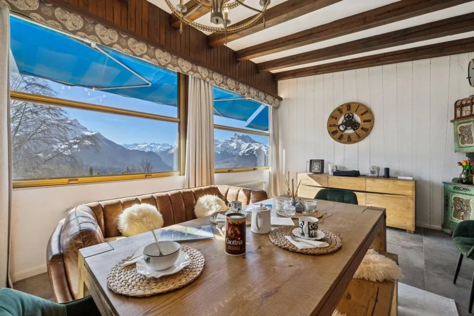 In Villars, 4-room apartment, bright, renovated, with private entrance, possibility for business