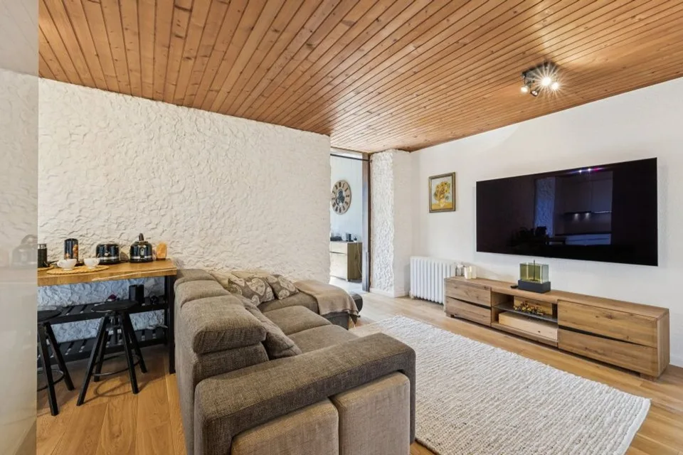 In Villars, 4-Zimmer-Wohnung, hell, renoviert, mit privater Eingang, Möglichkeit für Professionelle – Foto 11 von 13