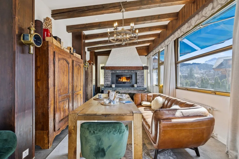 In Villars, 4-room apartment, bright, renovated, with private entrance, possibility for business