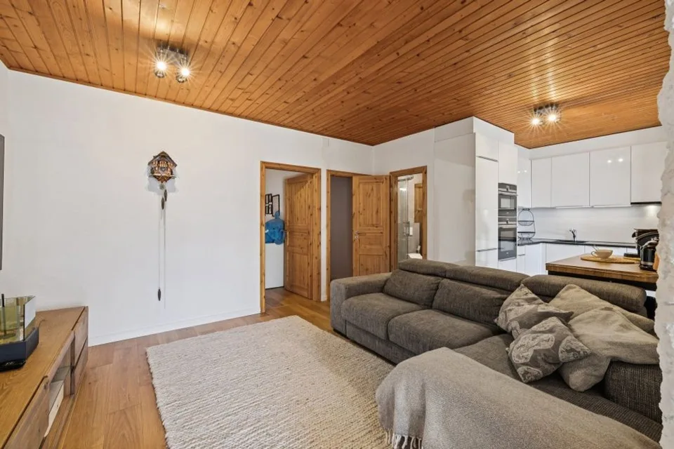 In Villars, 4-Zimmer-Wohnung, hell, renoviert, mit privater Eingang, Möglichkeit für Professionelle – Foto 10 von 13