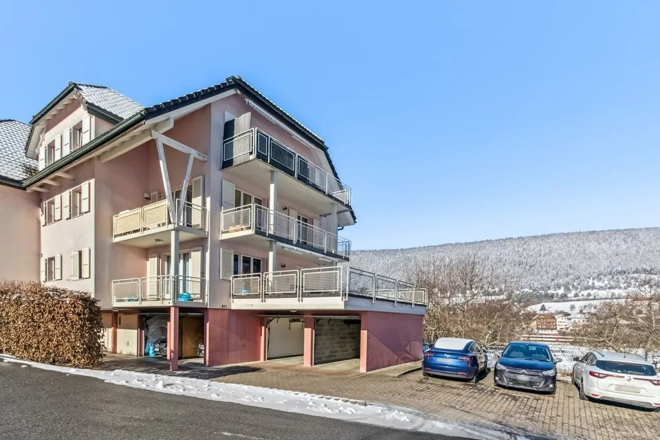 SELTENE GELEGENHEIT IN CORGÉMONT: Prächtiges 5.5-Zimmer-Wohnung mit Garage-Werkstatt