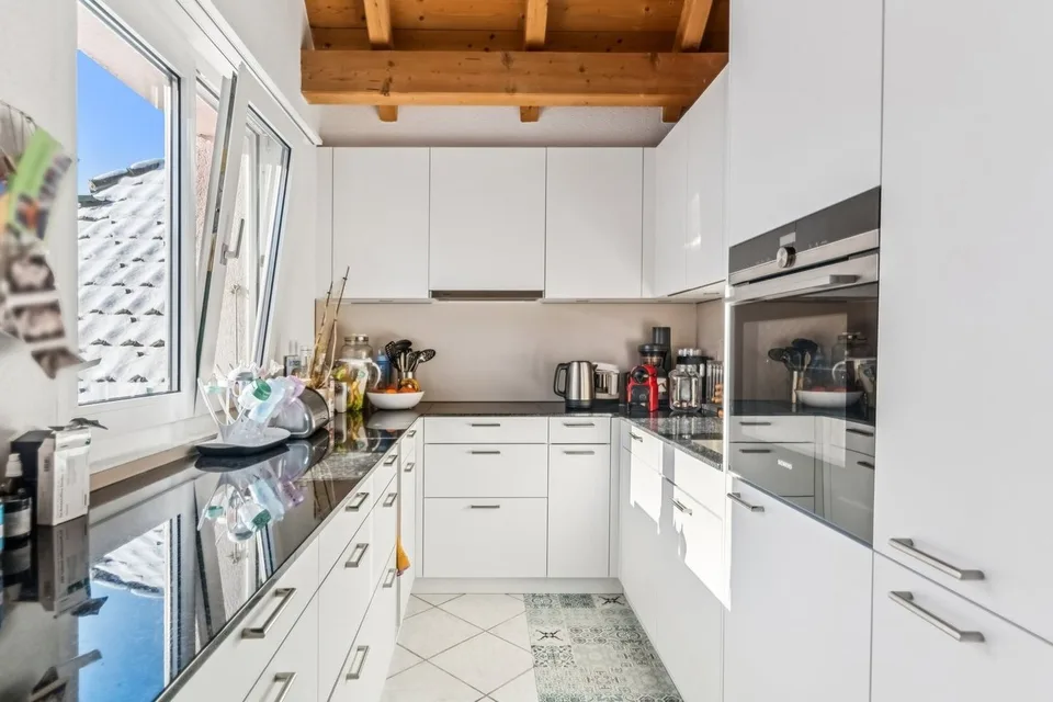 OPPORTUNITÉ RARE À CORGÉMONT : Superbe 5.5 pièces avec garage-atelier