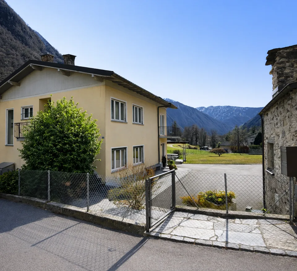 Casa bifamiliare immersa nel verde della campagna di Cama - Norantola