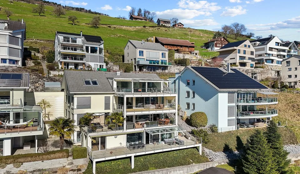 R E S E R V I E R T - TRAUMHAFTE AUSSICHT SUCHT NEUE GENIESSER – STILVOLL RESIDIEREN ÜBER DEM SEE
