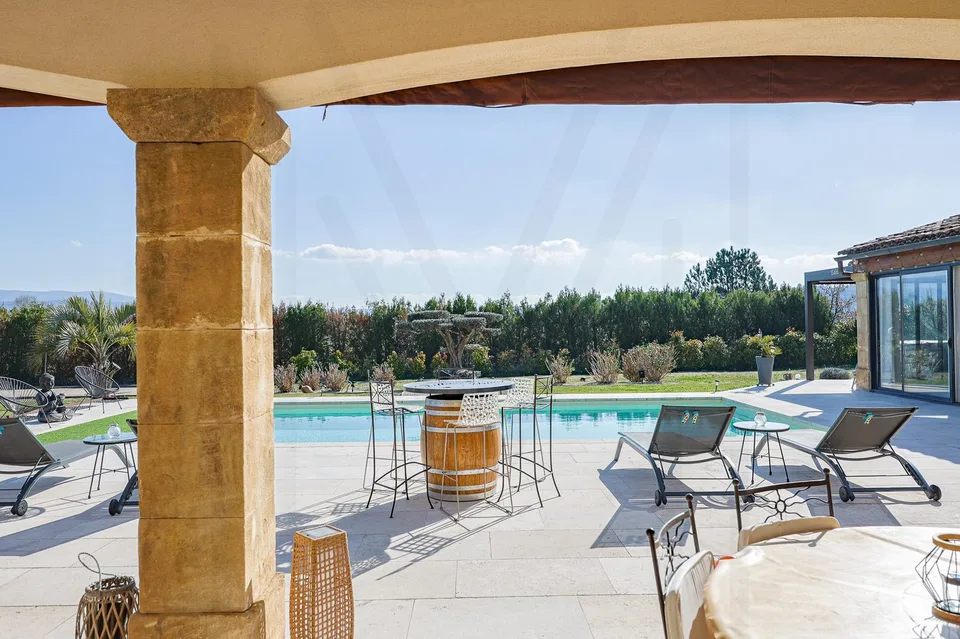 Exklusive moderne Immobilie mit Panoramablick im Herzen des Luberon, nur wenige Minuten von Roussillon entfernt