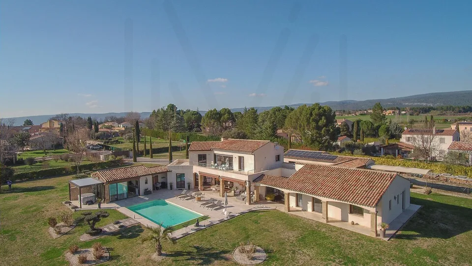 PROPRIÉTÉ CONTEMPORAINE D'EXCEPTION AVEC VUES PANORAMIQUES Au coeur du Luberon, à quelques minutes de Roussillon