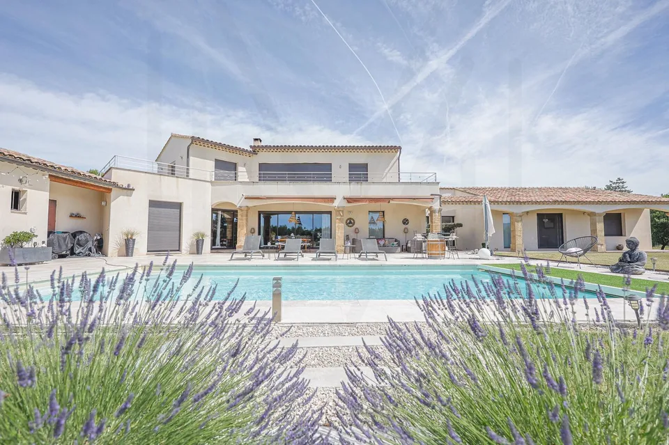 PROPRIÉTÉ CONTEMPORAINE D'EXCEPTION AVEC VUES PANORAMIQUES Au coeur du Luberon, à quelques minutes de Roussillon – photo 10 sur 13