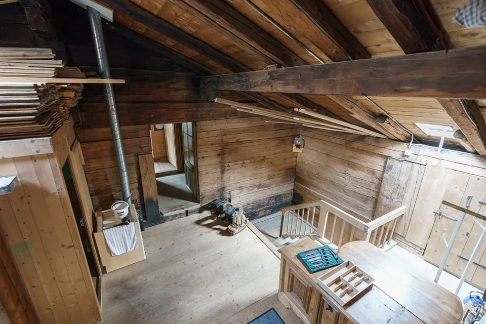 Au coeur du village avec une belle histoire et un gros potentiel – photo 13 sur 13