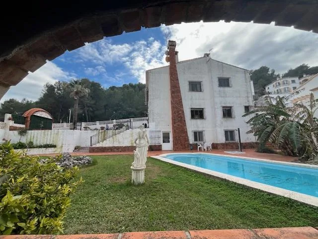 Bien rare : maison de charme avec ancien restaurant, appartement indépendant, jardin, piscine et cuisine d'été