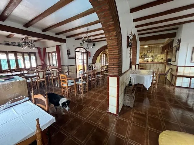 Seltenes Gut: Charmantes Haus mit alter Restaurant, unabhängige Wohnung, Garten, Pool und Sommerküche