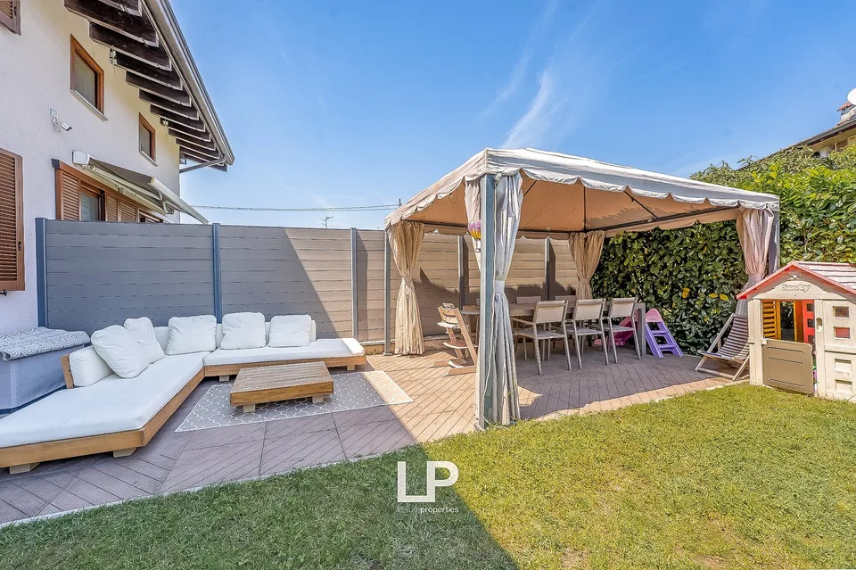 Villetta bifamiliare con giardino a Sesto Calende