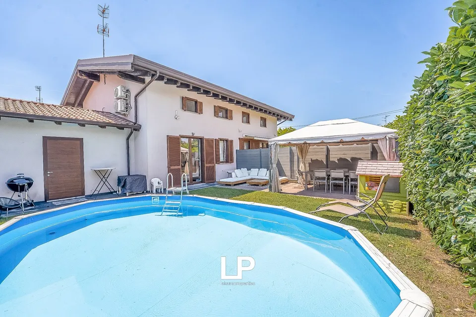 Villetta bifamiliare con giardino a Sesto Calende