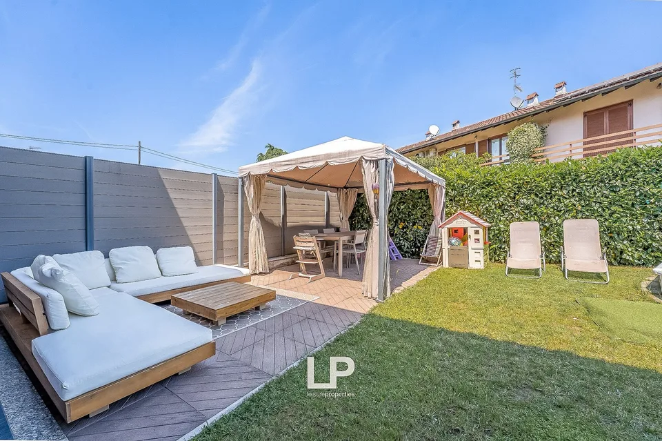 Villetta bifamiliare con giardino a Sesto Calende