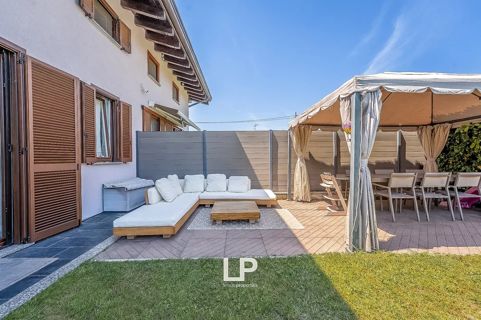 Villetta bifamiliare con giardino a Sesto Calende