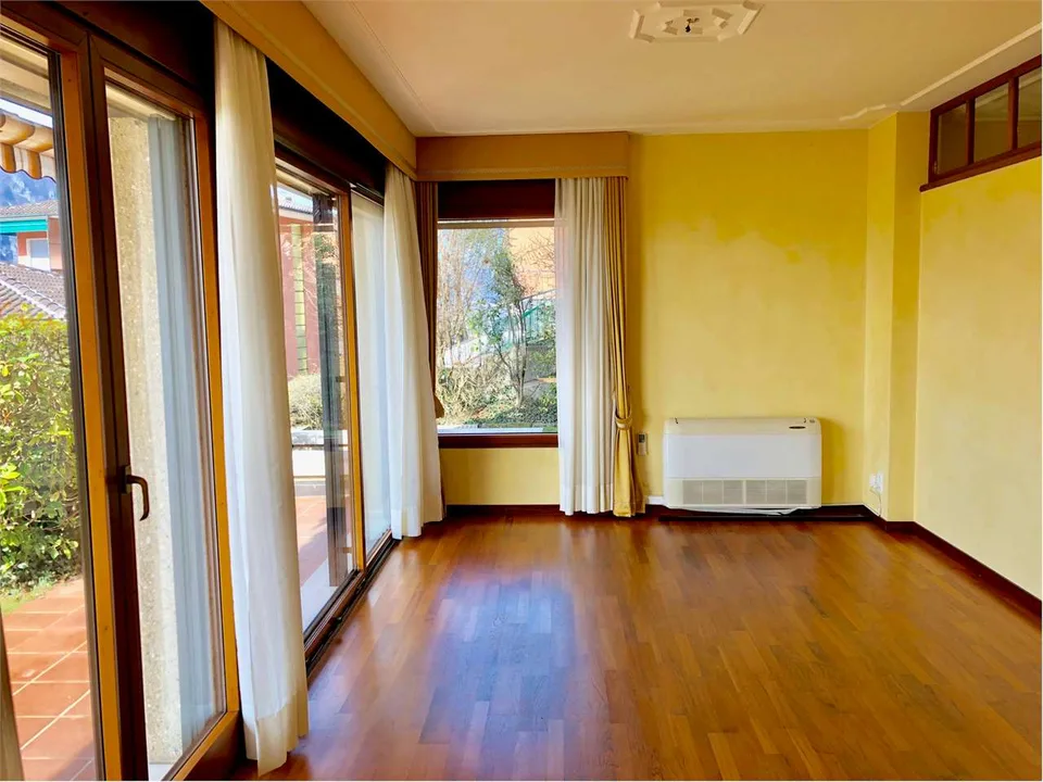 Grande e curata villa in posizione soleggiata e tranquilla con splendi