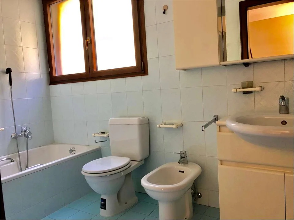 Grande e curata villa in posizione soleggiata e tranquilla con splendi – foto 11 di 13