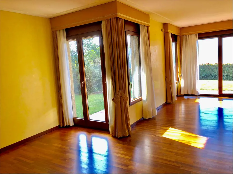 Grande e curata villa in posizione soleggiata e tranquilla con splendi – foto 7 di 13