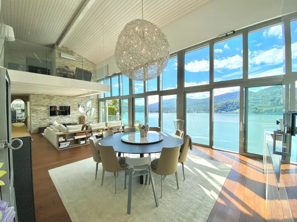 Maison moderne élégante avec vue imprenable sur le lac