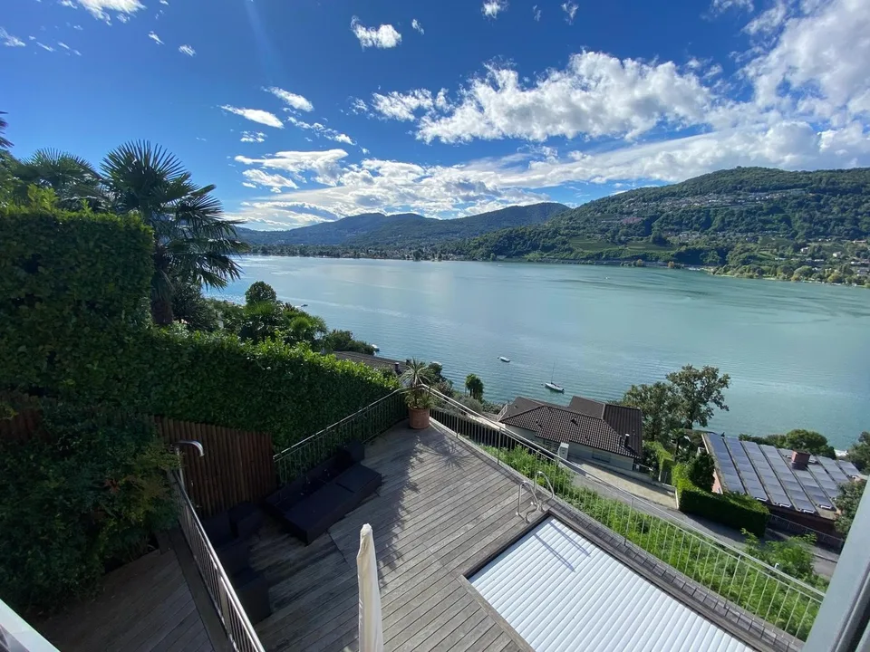 Lofty modern home with breathtaking lake views – photo 11 of 13